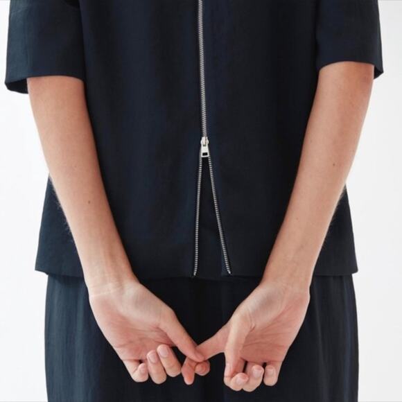 Everlane Japanese Go Weave Back-Zip Short Sleeve Blouse Navy Women's Size 0 - Picture 3 of 10